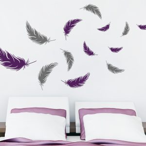 طرح نصب شده روی دیوار برچسب استیکر دیواری طرح پر در دو رنگ بنفش و خاکستری در اتاق خواب می باشد.