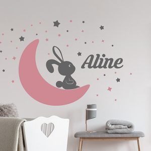 استیکر اتاق کودک ماه و خرگوش همراه با نام کودک روی دیوار اتاق بچه