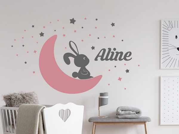 استیکر اتاق کودک ماه و خرگوش همراه با نام کودک روی دیوار اتاق بچه