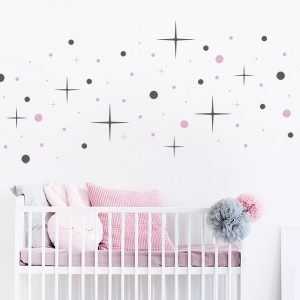 تزیین اتاق کودک با ستاره زیاد روی دیوار اتاق نوزاد