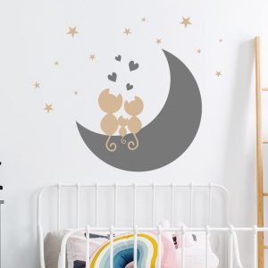 طرح استیکر نصب شده روی دیوار طرح ماه و ستاره و چند عدد قلب گربه های عاشق روی دیوار اتاق کودک به 2 رنگ مشکی و کرم