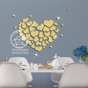 آینه دکوراتیو فانتزی قلبهای زیبا به رنگ طلایی نصب شده در پشت میز نهارخوری