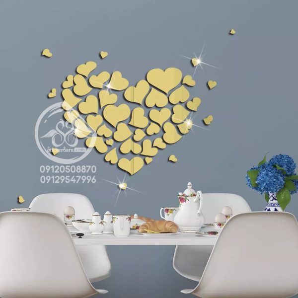 آینه دکوراتیو فانتزی قلبهای زیبا به رنگ طلایی نصب شده در اتاق خواب