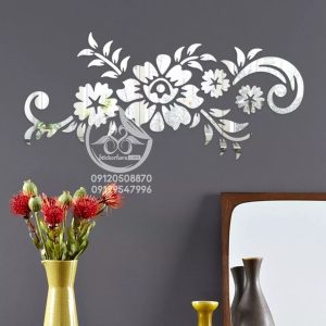 آینه دکوراتیو و تزئینی گل سنبل در رنگ نقره ای کنار گلدان گل رز