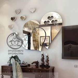 آینه دکوراتیو عشق نصب شده روی دیوار از چندین تکه قلب کوچک و بزرگ تشکیل شده و قیمت مناسبی دارد.