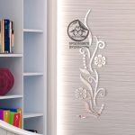آینه دکوری به رنگ سیلور در کتابخانه