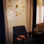 خرید ساعت دیواری پازلی جدید زیبا نصب شده با ابعاد متوسط و رنگ طلایی