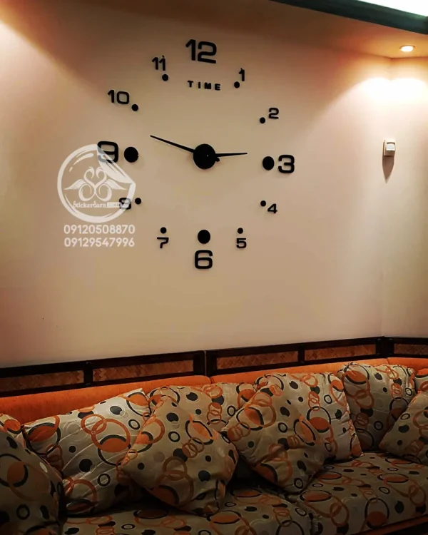 ساعت دیواری پازلی زیبا نصب شده روی دیوار نشیمن رنگ مشکی سایز متوسط