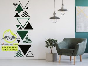 ترکیب رنگ استیکر دیواری مثلث های مدرن: سبز تیره و مشکی روی دیوار کچی خانه