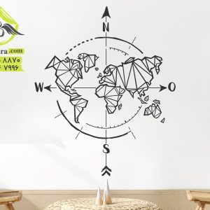 برچسب نقشه جهان در طراحی چند ضلعی، همراه با قطب نما نشان داده شده