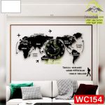 عکس نقشه جهان روی دیواری پذیرای روی مبل