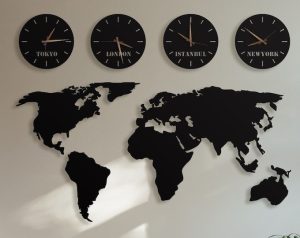 ساعت دیواری نقشه جهان با چند عدد ساعت مشکی رنگ