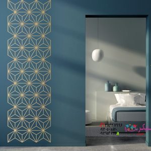 بنر دیواری طرح هندسی ما، یک تزیین دیواری در رنگ طلایی به صورت عمودی در گوشه دیوار، مانند تصویر نمونه ما، یا در وسط دیوار یا به صورت افقی بالای مبل، دراور یا میز تحریر