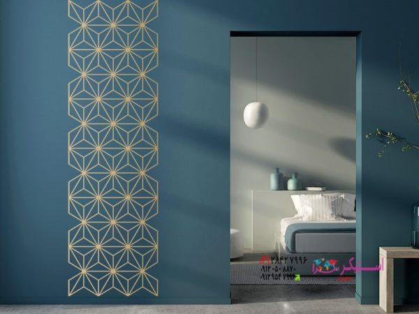 بنر دیواری طرح هندسی ما، یک تزیین دیواری در رنگ طلایی به صورت عمودی در گوشه دیوار، مانند تصویر نمونه ما، یا در وسط دیوار یا به صورت افقی بالای مبل، دراور یا میز تحریر
