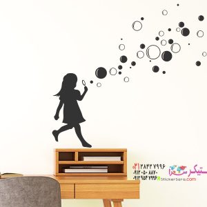 عکس برچسب دیواری دختر با حباب صابون
