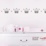 عکس برچسب دیواری طرح تاج و قلب