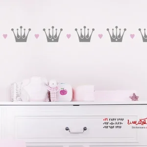 عکس برچسب دیواری طرح تاج و قلب