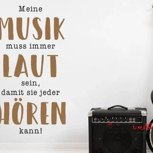 برچسب دیواری، گوش دادن به موسیقی با صدای بلند