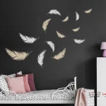 برچسب دیواری با پر روی دیوار تیره