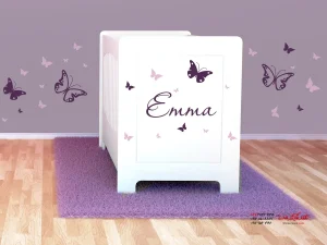 برچسب دیواری برای اتاق خواب دخترانه با نام شخصی و پروانه ها روی تخت