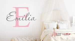 alt="برچسب دیواری برای اتاق خواب دخترانه: نامه با نام دلخواه"