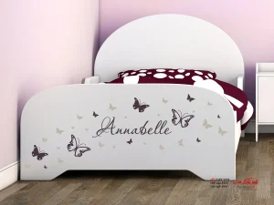 برچسب دیواری برای اتاق خواب دخترانه: پروانه، آن را روی تخت بچسبانید