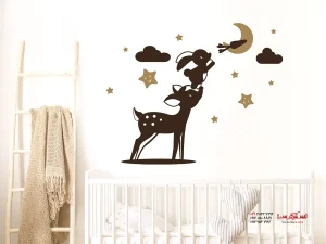 برچسب دیواری برای اتاق خواب دخترانه: خرگوش و گوزن بالای تخت کودک